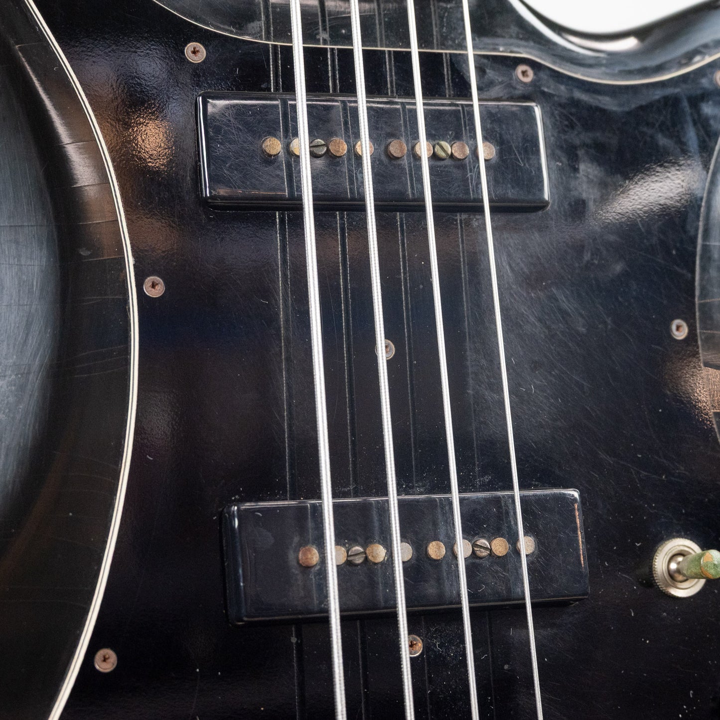 Used Guild B-302 4-String Bass, Black