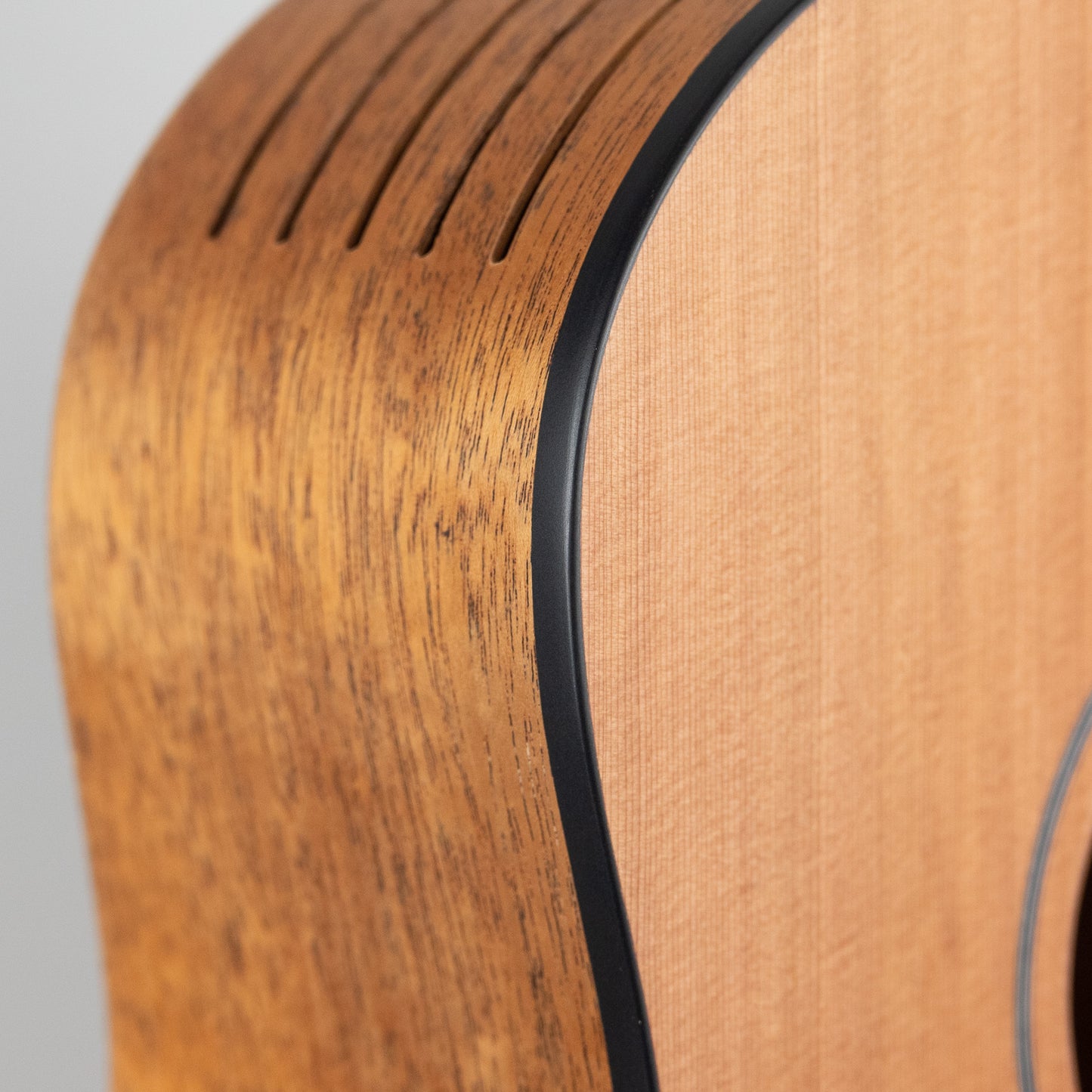 Furch Pioneer-CM a, Western Red Cedar / African Mahogany with Premium Gig Bag