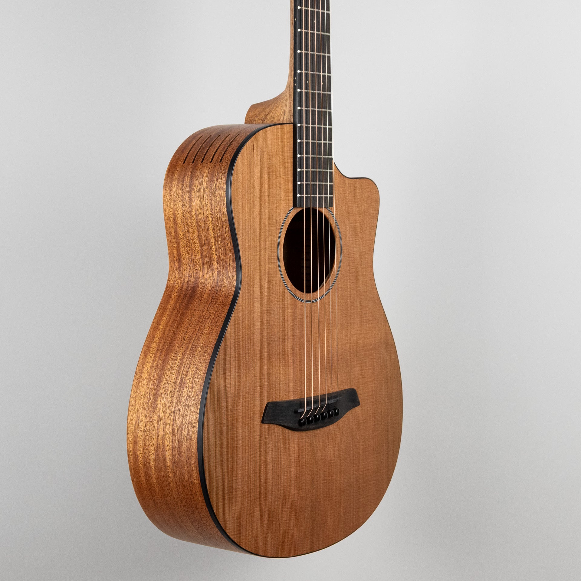 Furch Pioneer-CM a, Western Red Cedar / African Mahogany with Premium Gig Bag