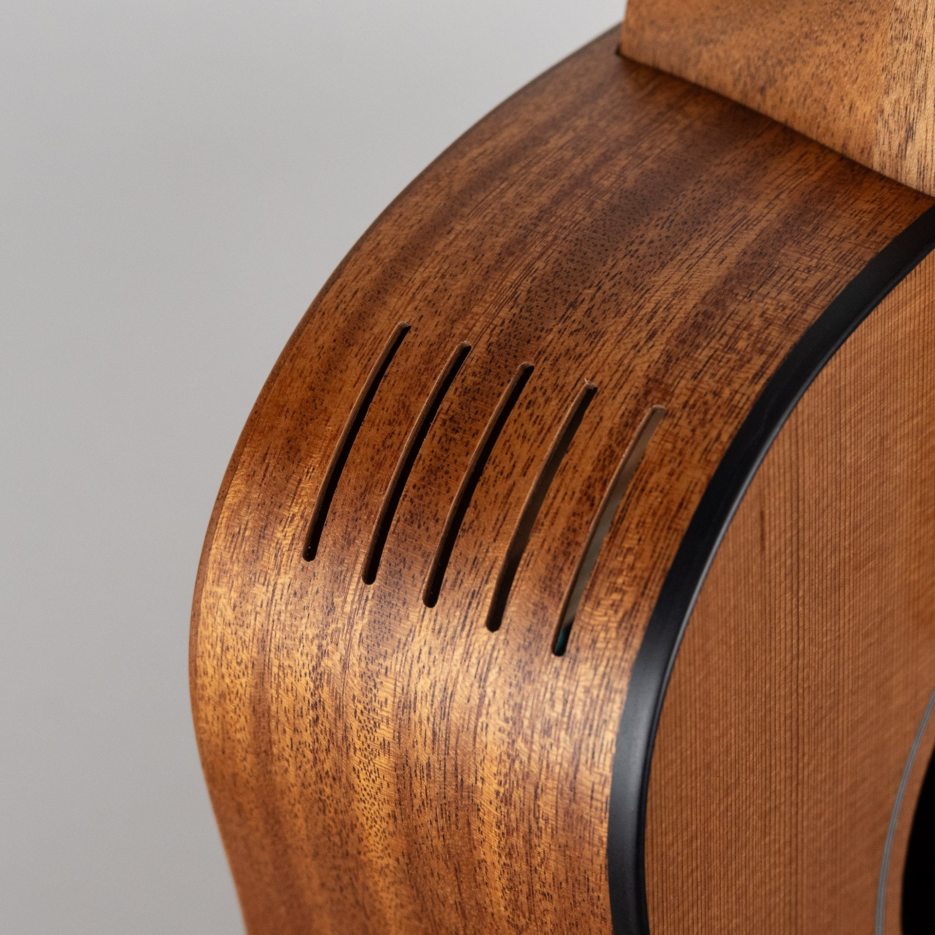 Furch Pioneer-CM a, Western Red Cedar / African Mahogany with Premium Gig Bag