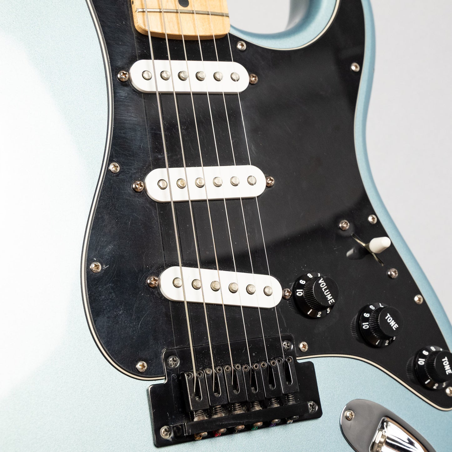 Used Fender MIM Stratocaster w/Hardshell Case