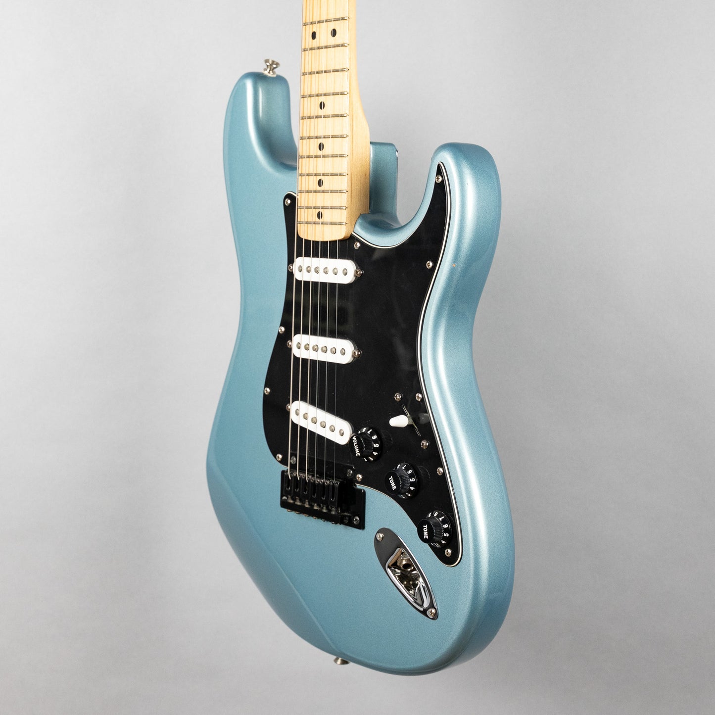 Used Fender MIM Stratocaster w/Hardshell Case