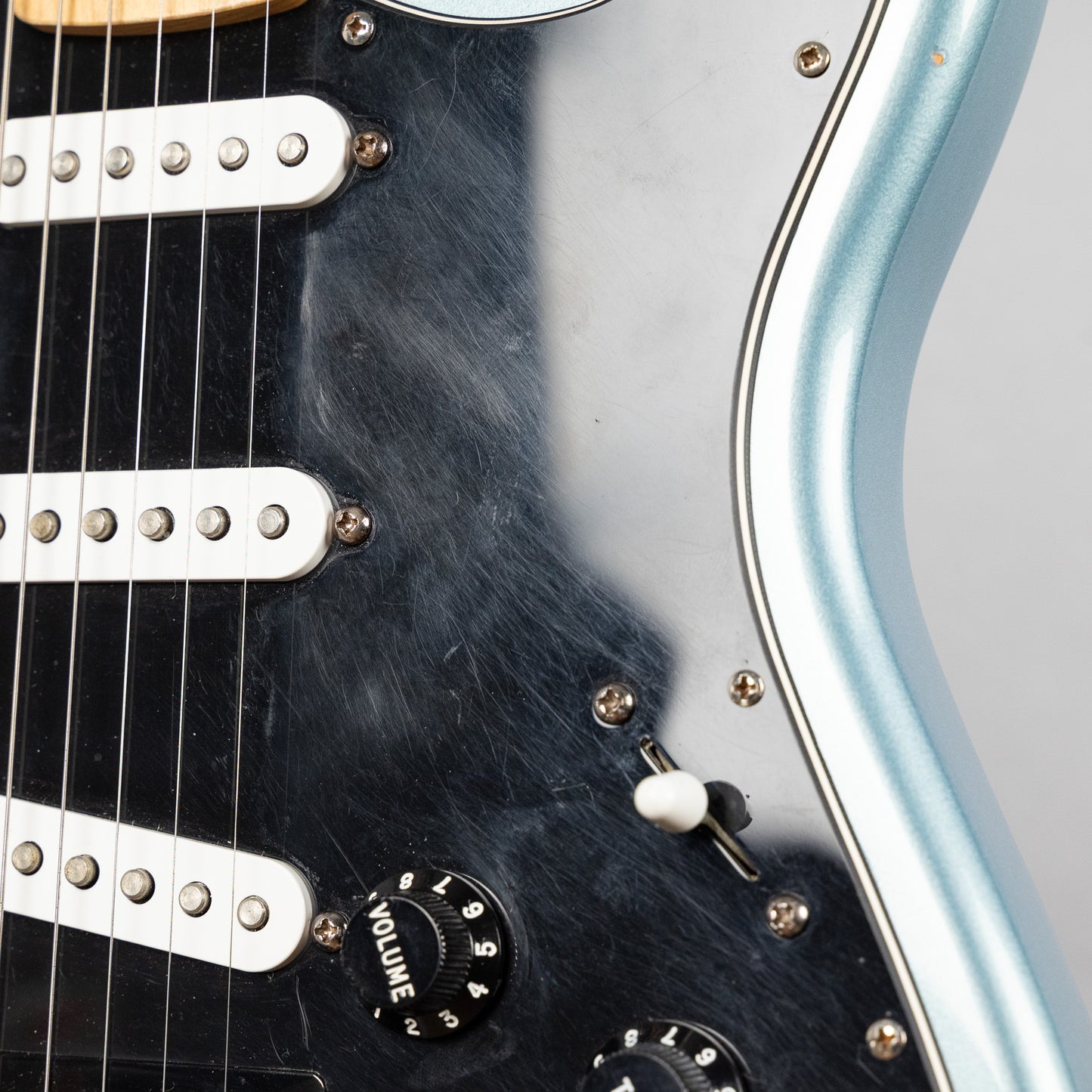 Used Fender MIM Stratocaster w/Hardshell Case