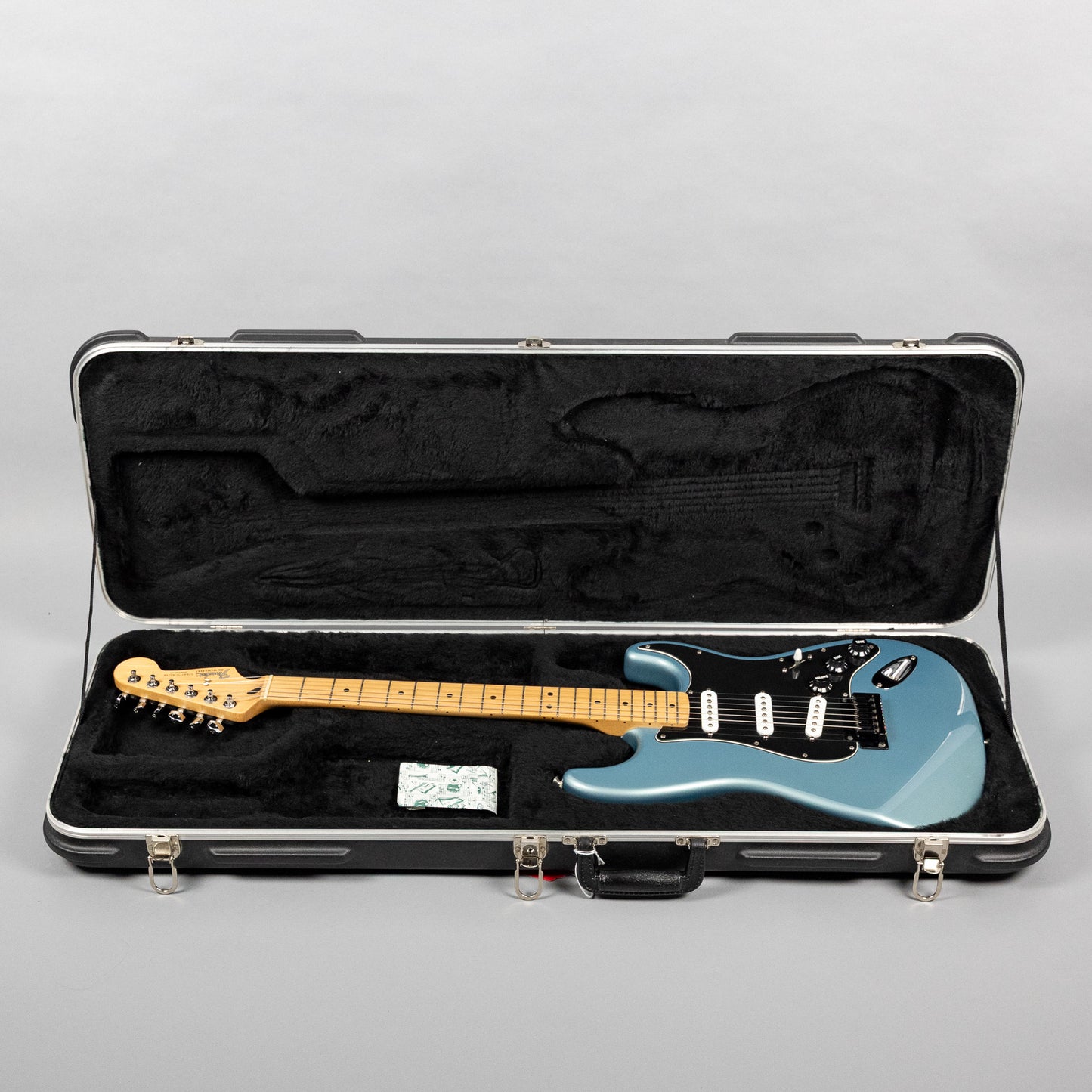 Used Fender MIM Stratocaster w/Hardshell Case