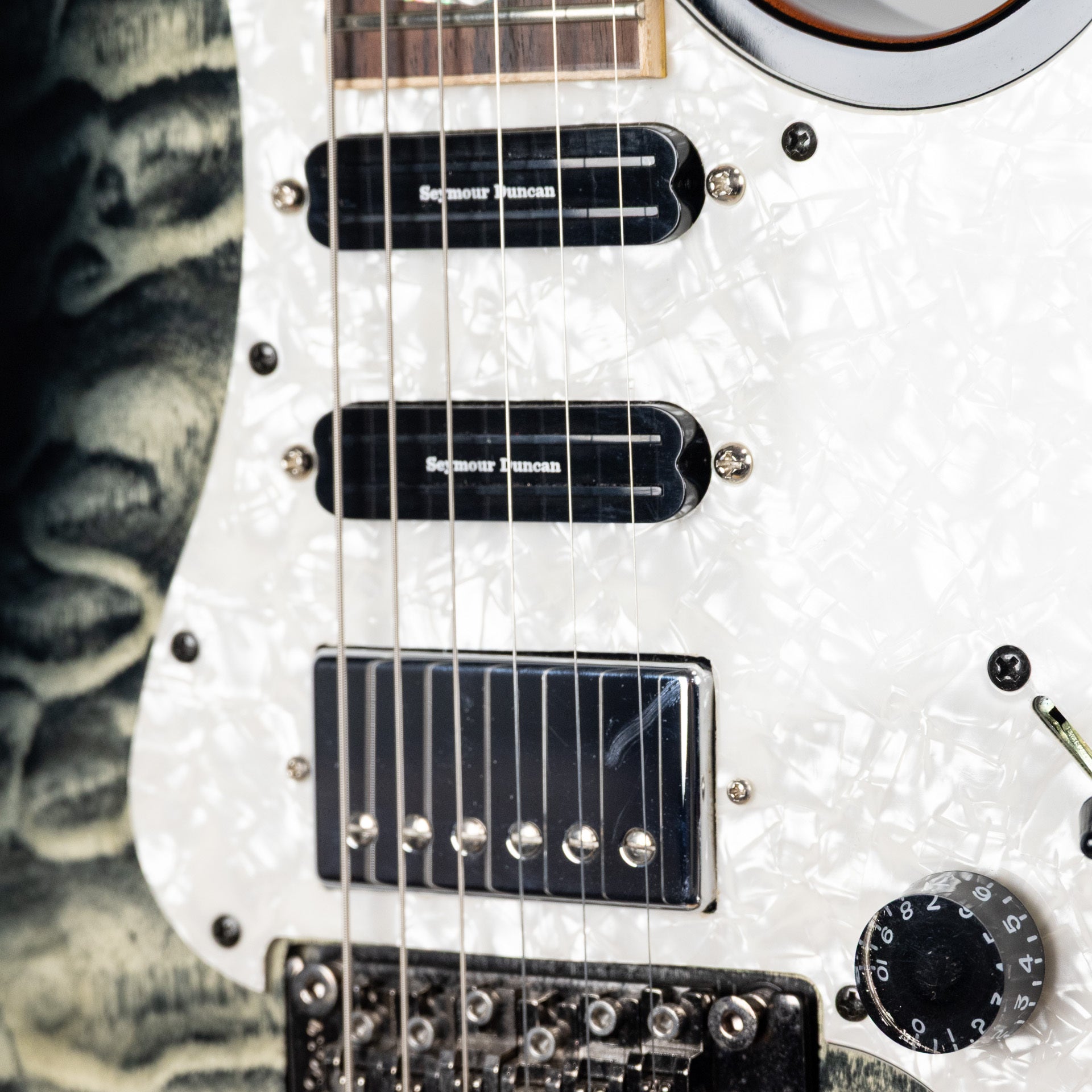 Used Schecter Banshee Extreme-6 Electric Guitar w/Case