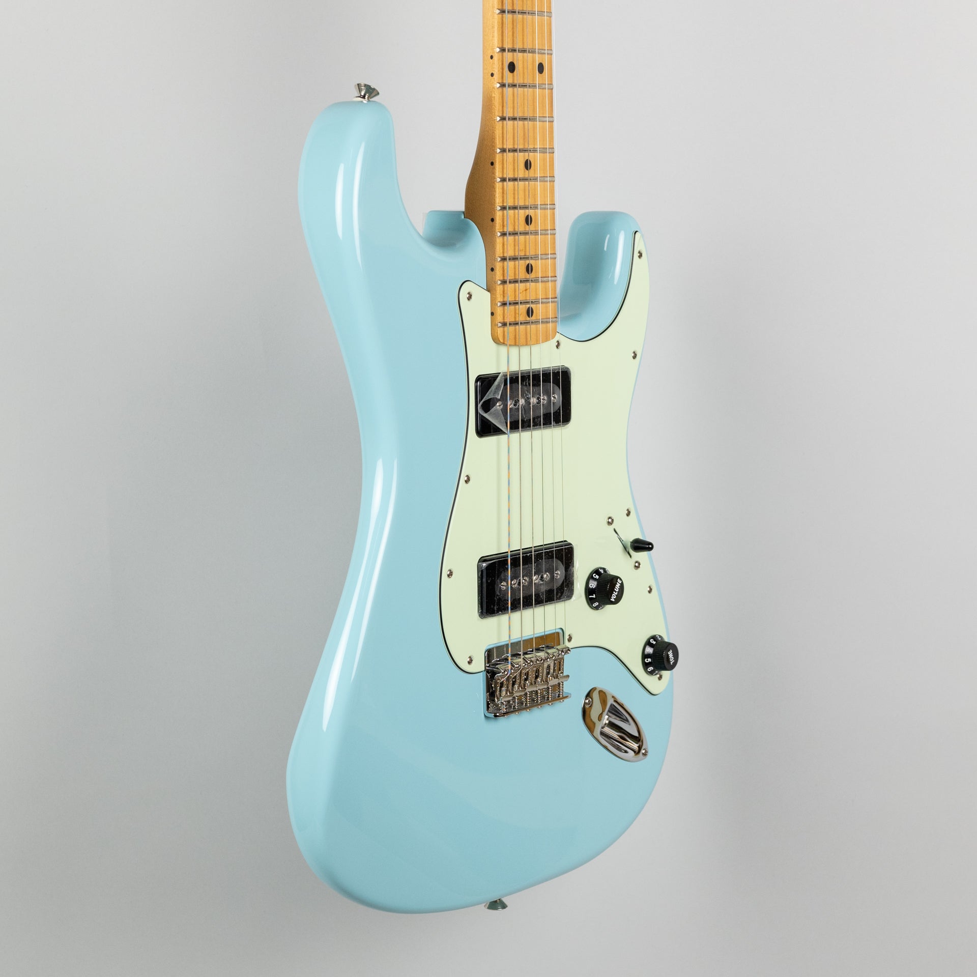 Fender Noventa Stratocaster in Daphne Blue (MX21097262) – Carlton