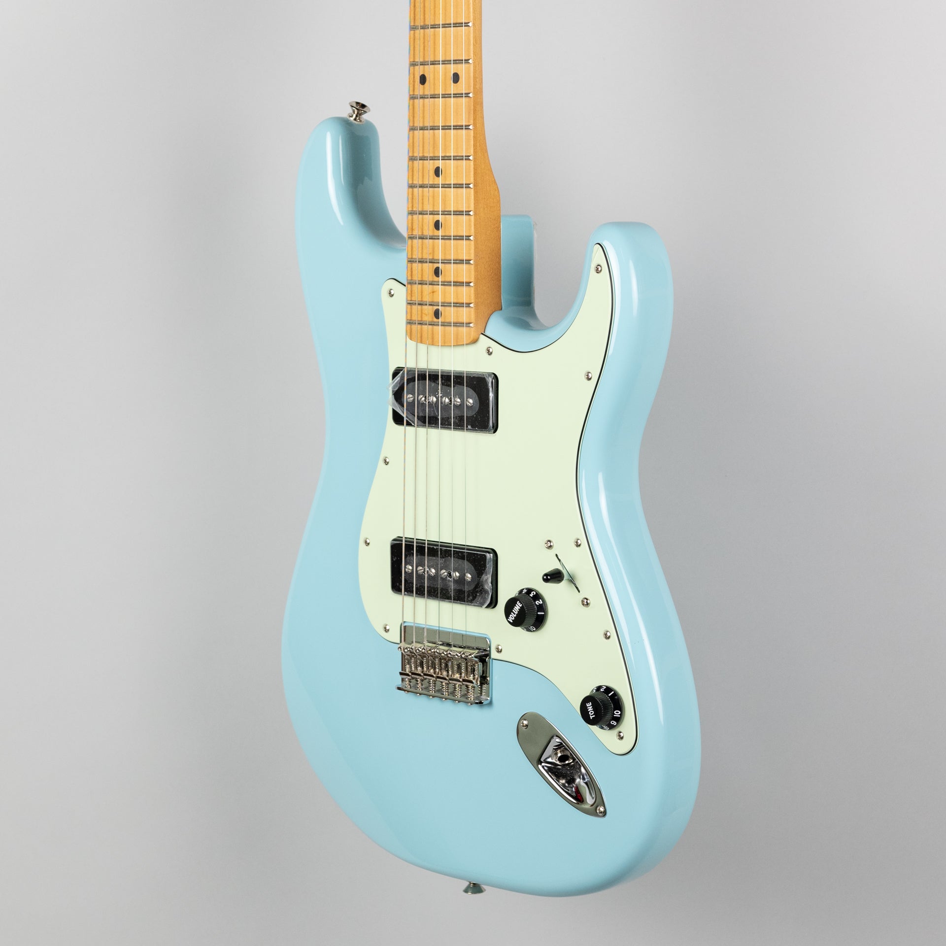 Fender Noventa Stratocaster in Daphne Blue (MX21097262) – Carlton