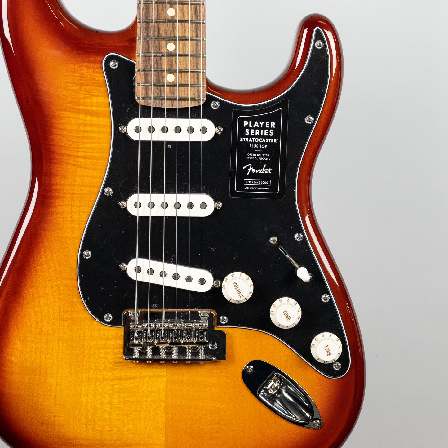 Fender Player Stratocaster Plus Top in Tobacco Sunburst (MX22047407)